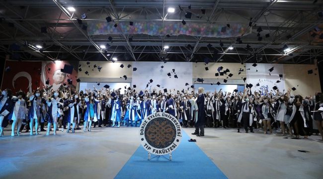 DEÜ Tıp Fakültesinde mezuniyet sevinci