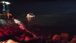 Dikili'de otomobil denize düştü: 1 yaralı