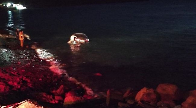 Dikili'de otomobil denize düştü: 1 yaralı