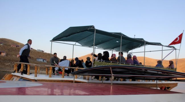 Bu tekne, ilçe nüfusunun 15 katı turist ağırladı