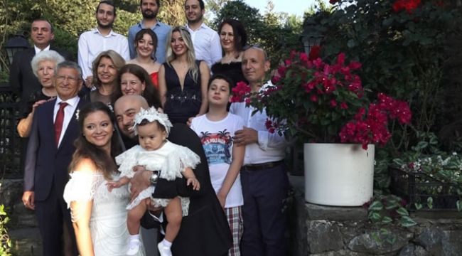 Doktor çift, düğünlerini 8 aylık kızlarıyla yaptı