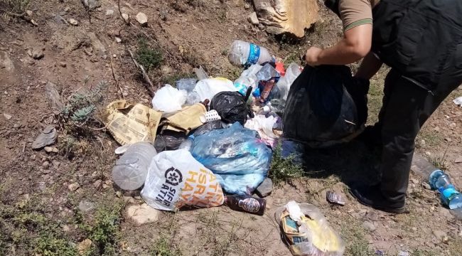 Duyarsız piknikçilerin çöplerini orman ekipleri topladı