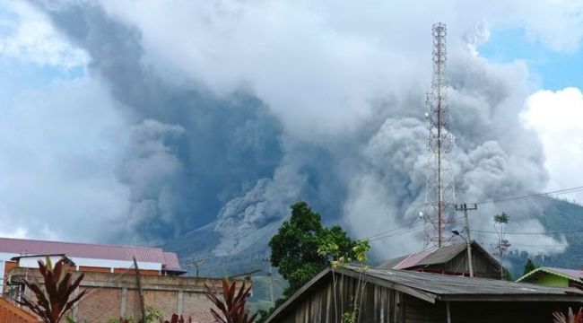 Endonezya'da Sinabung Yanardağı patladı