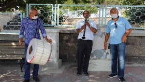 Eşinden boşandı, davul zurna ile kutladı