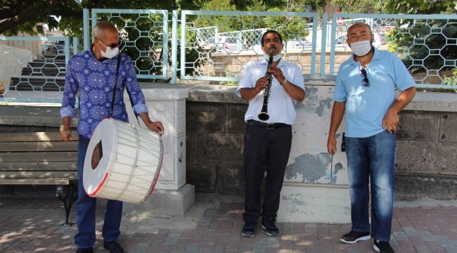 Eşinden boşandı, davul zurna ile kutladı