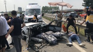 Feci kaza, otomobil ikiye bölündü: 6 yaralı