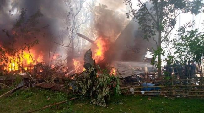 Filipinler'de askeri uçak düştü: 40 kişi kurtarıldı