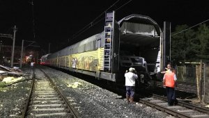 Fırtına nedeniyle elektrik direkleri tren vagonlarının üstüne devrildi