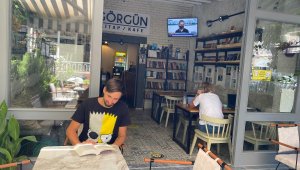 Gazeteci Yazar Çelik, Çeşme'de kitap kafe açtı