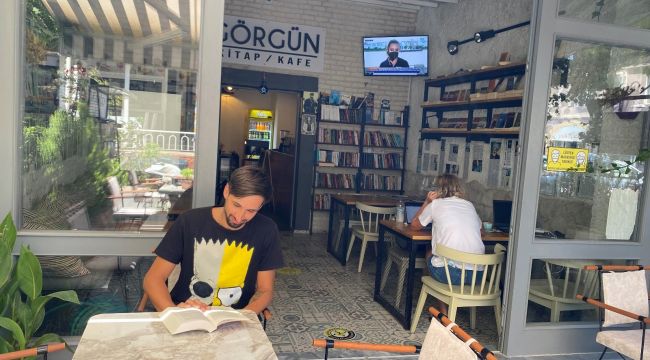 Gazeteci Yazar Çelik, Çeşme'de kitap kafe açtı