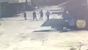 Hırsızı yakalayıp polise teslim etti