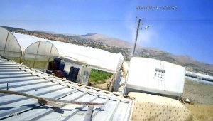 Hortum, seranın demir direklerini yerinden söktü