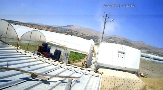 Hortum, seranın demir direklerini yerinden söktü
