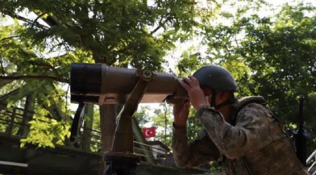 Hudut Kartalları, yasa dışı yollarla Yunanistan'a geçmeye çalışan 1'i FETÖ üyesi 2 kişiyi yakaladı. 