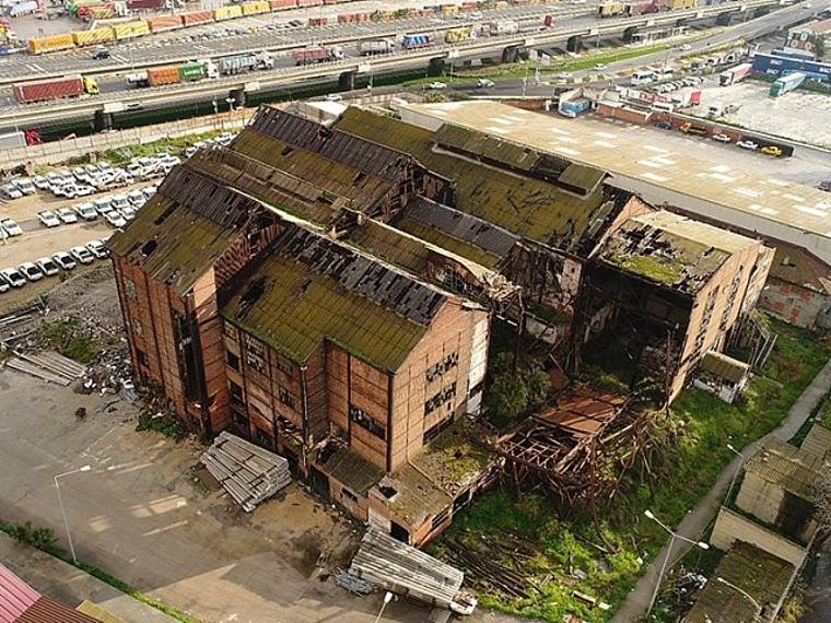 İhale iptal edildi, tarihi bina biraz daha çürüdü