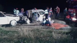 İki otomobil kafa kafaya çarpıştı: 1 ölü, 4 yaralı