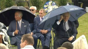 İngiltere Başbakanı Johnson'un şemsiye ile zor anları