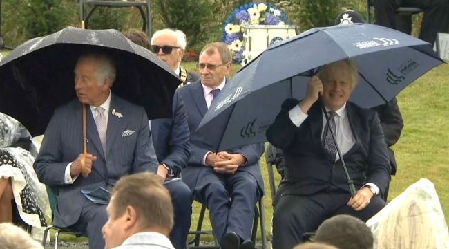 İngiltere Başbakanı Johnson'un şemsiye ile zor anları