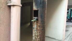 İnşaat şantiyelerinden kalan elektrik direkleri tehlike saçıyor