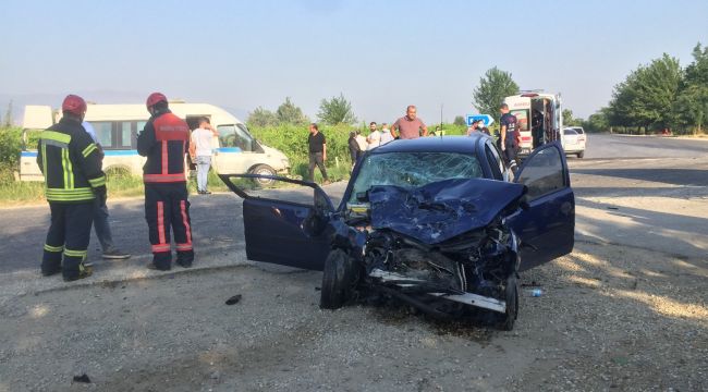 İşçi servisiyle otomobil çarpıştı: 2 ölü, 9 yaralı