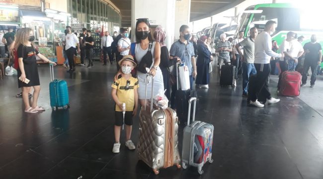 İzmir Şehirlerarası Otobüs Terminali'nde yoğunluk