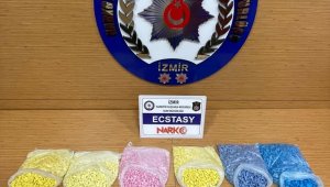 İzmir'de bir araca uyuşturucu baskını: 10 bin hap