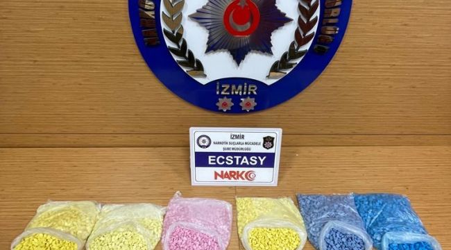İzmir'de bir araca uyuşturucu baskını: 10 bin hap