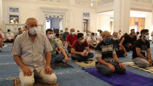 İzmir'de Kurban Bayramı namazı tedbirlerle kılındı