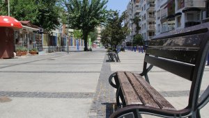 İzmir'de sahiller doldu, kent merkezi boş kaldı