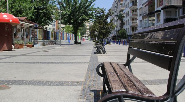 İzmir'de sahiller doldu, kent merkezi boş kaldı