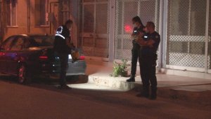 İzmir'de sokakta boynundan silahla vurdular