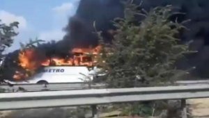 İzmir'de yolcu otobüsü alev alev yandı