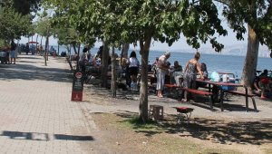 İzmirliler piknik alanları ve Kordon'a akın etti