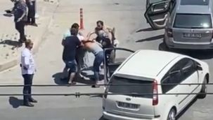 Kadın sürücüler trafikte saç saça kavga etti