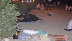 Kalacak yer bulamayınca sahilde konakladılar