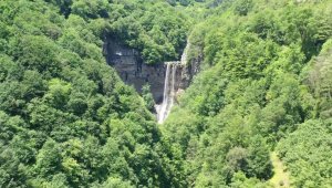 Kalp şeklindeki şelale hayran bırakıyor