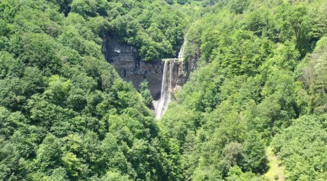 Kalp şeklindeki şelale hayran bırakıyor