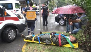 Kazadaki yaralıya dakikalarca şemsiye tuttu