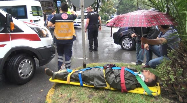 Kazadaki yaralıya dakikalarca şemsiye tuttu