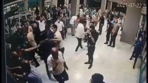 Korona virüsten ölen şahsın yakınları saldırdı