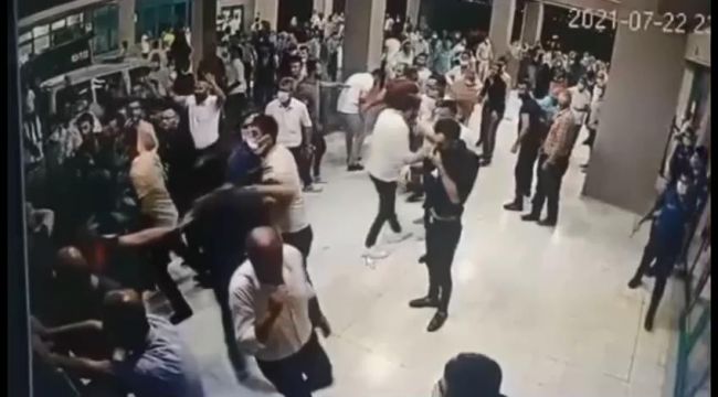 Korona virüsten ölen şahsın yakınları saldırdı