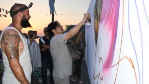 Kuşadası'nda duvarlar sanatla renkleniyor