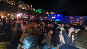 Kuşadası'nda eğlence mekanları doldu taştı