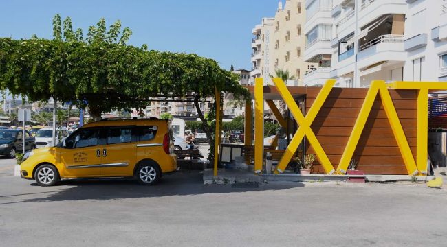 Kuşadası'nda taksi duraklarına modern dokunuş