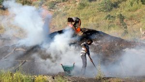 Mangal kömürü üretmek için gece gündüz mesai yapıyorlar