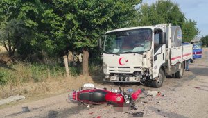 Manisa'da süt kamyoneti ile motosiklet çarpıştı: 1 ölü