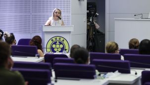 Mavi kurdele, çocuklar için bileklerde