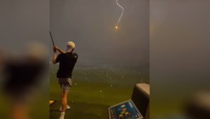 Milyonda bir olay: Havadaki golf topuna yıldırım çarptı
