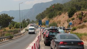 Muğla'nın dört bir tarafında trafik kilitlendi
