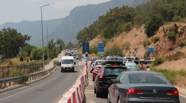 Muğla'nın dört bir tarafında trafik kilitlendi